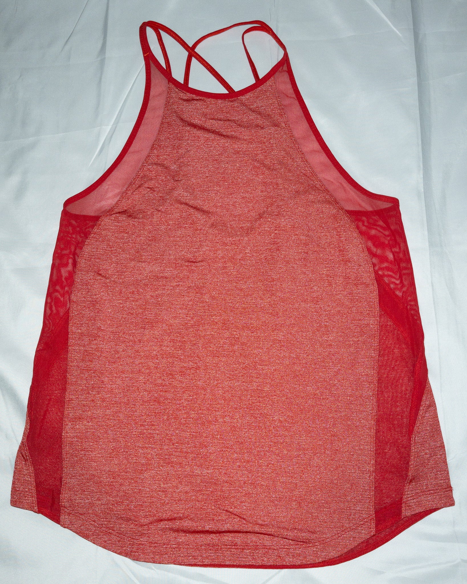 Polera deportiva sin mangas color rojo marca Lululemon talla S