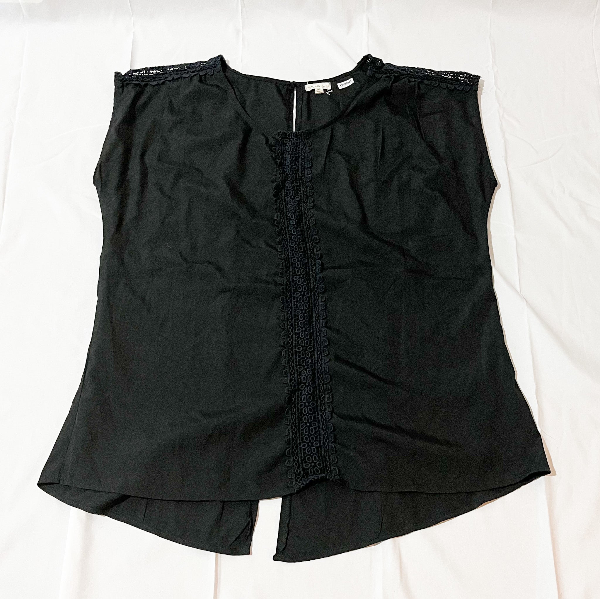 Polera color negro marca Antilia Femme talla XL