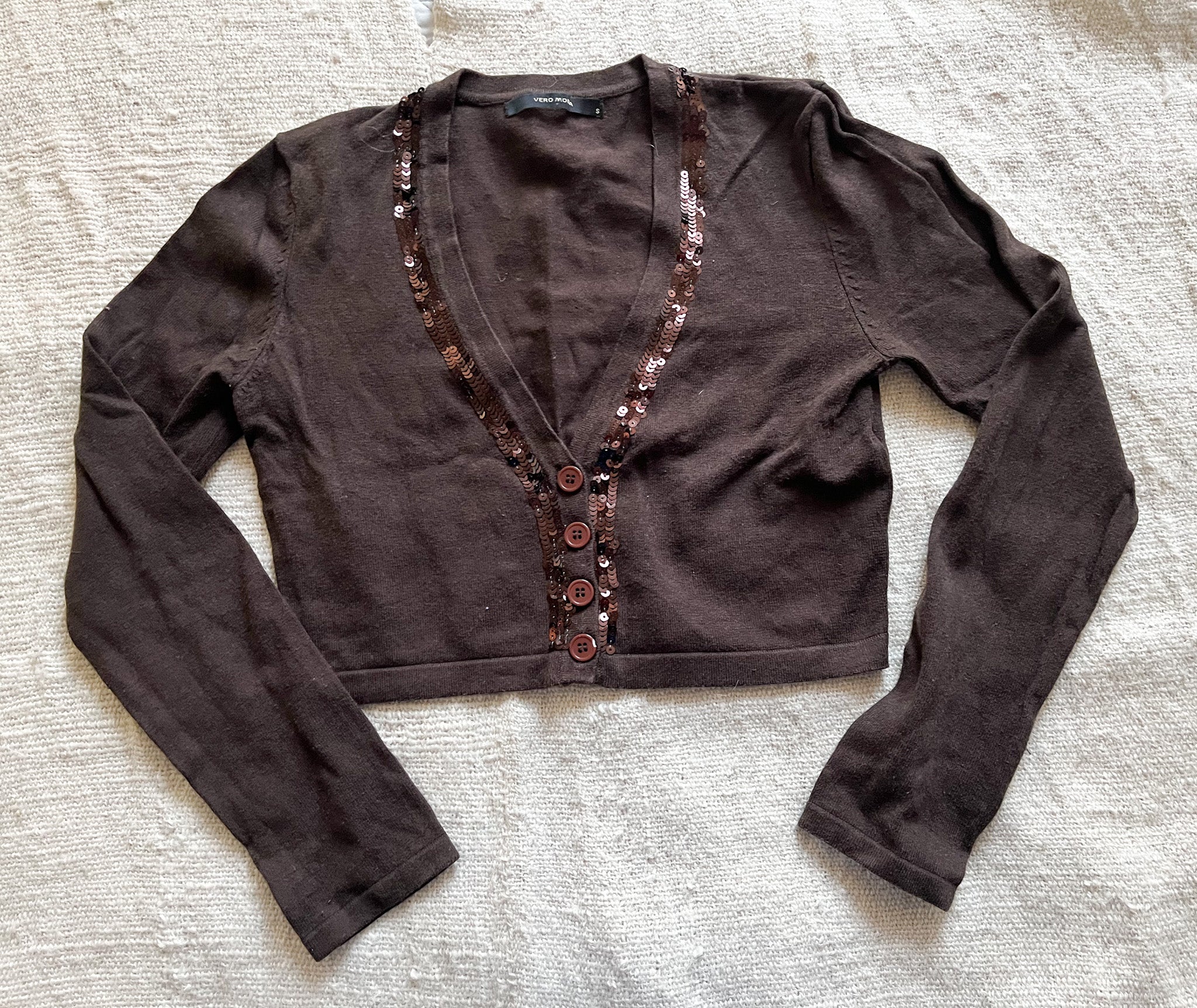 Suéter corto color café marca Vero moda talla